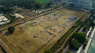 Modern gelişimle çevrili antik bir arkeolojik alanın karmaşık planlarını gösteren hava manzarası. Yüksek kalite fotoğraf
