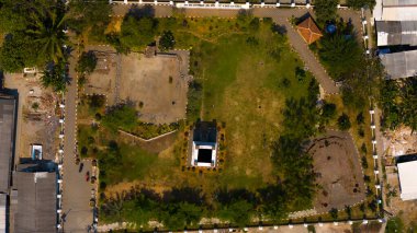 Hava manzarası kalenin geometrik güzelliğini gözler önüne seriyor, şehir yaşamının sükunetini gösteriyor. Yüksek kalite fotoğraf