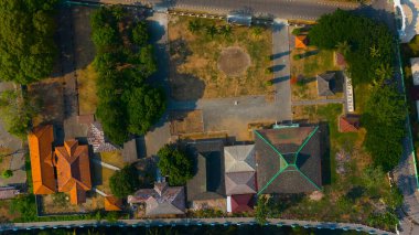 Şafak vakti sakin bir şehir manzarasının kuş bakışı görüntüsü mimariyle doğa arasındaki karmaşık uyumu gözler önüne seriyor. Yüksek kalite fotoğraf