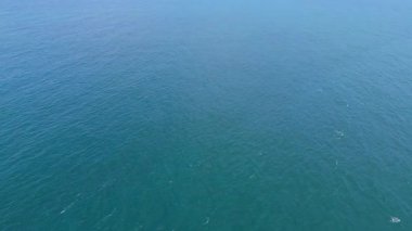 Uçsuz bucaksız açık okyanusun sakin mavi sularla gökyüzüne kavuşmasının insansız hava aracı çekimi doğanın güzelliğini gözler önüne seriyor.