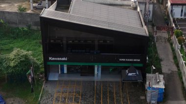 Depok, Endonezya - 17 Haziran 2024 - Havadan bakıldığında Endonezya, Depok 'ta yeşil markalı bir Kawasaki mağazası görülüyor. Yüksek kalite fotoğraf