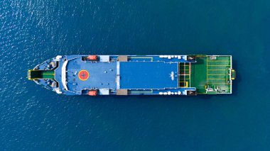 Gök mavisi sularda gezinen, deniz lojistiğinin büyüklüğünü ve izole güzelliğini gösteren yalnız bir kargo gemisinin hava görüntüsü. Yüksek kalite fotoğraf