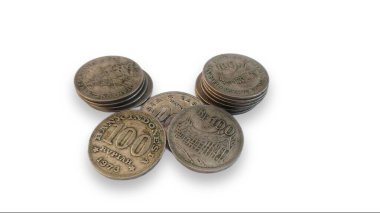 100 rupiah 100 rupiah eski para birimi. 1973 'te basılmış Endonezya sikkelerinin arkaplan fotoğrafı