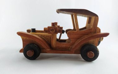 Beyaz arka planda izole edilmiş minyatür ahşap retro araba