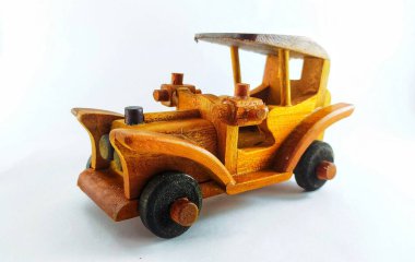 Beyaz arka planda izole edilmiş minyatür ahşap retro araba