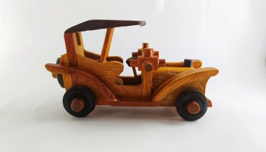Beyaz arka planda izole edilmiş minyatür ahşap retro araba