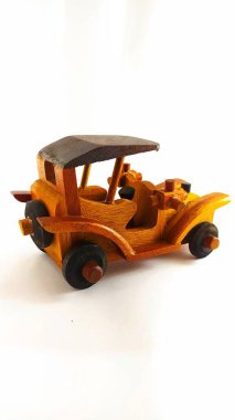 Beyaz arka planda izole edilmiş minyatür ahşap retro araba