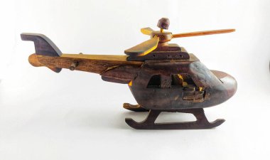 Tahta helikopter oyuncağı beyaz arka planda izole edildi