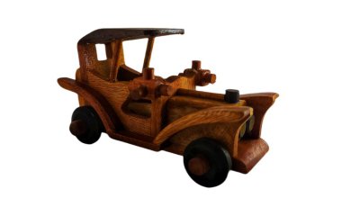 Beyaz arka planda izole edilmiş minyatür ahşap retro araba
