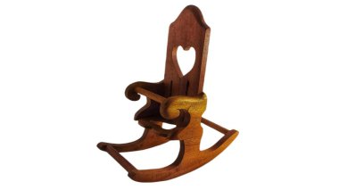 Beyaz arka planda minyatür sallanan sandalye oyuncağı