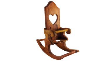 Beyaz arka planda minyatür sallanan sandalye oyuncağı