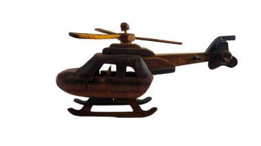 Tahta helikopter oyuncağı beyaz arka planda izole edildi