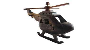 Tahta helikopter oyuncağı beyaz arka planda izole edildi