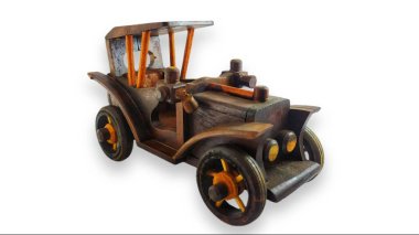 Beyaz arka planda izole edilmiş minyatür ahşap retro araba