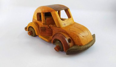 Tahtadan yapılmış oyuncak araba.