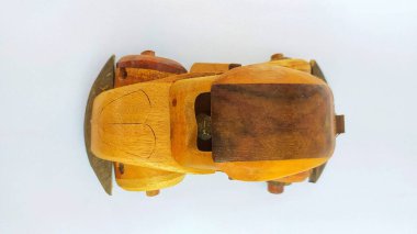 Tahtadan yapılmış oyuncak araba.