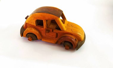 Tahtadan yapılmış oyuncak araba.
