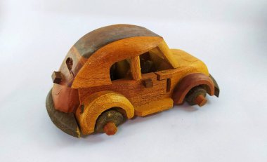 Tahtadan yapılmış oyuncak araba.