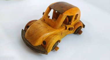 Tahtadan yapılmış oyuncak araba.