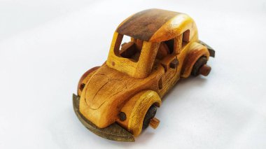 Tahtadan yapılmış oyuncak araba.