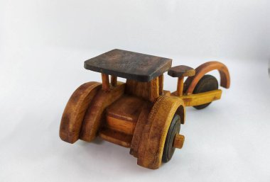 Minyatür ahşap becak, Endonezya 'da geleneksel bir ulaşım aracı. (Beca, Betjak, Betja veya Beetja) Beyaz arka planda izole edildi