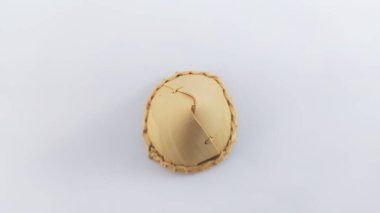 Beyaz arka planda, minyatür üçgen Asyalı alan çalışanı şapkası (pelerin) izole edildi