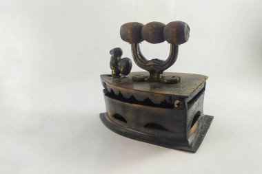 Beyaz arkaplanda minyatür kömür ütüsü