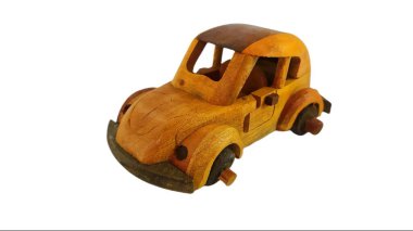 Tahta oyuncak araba. Beyaz arkaplanda izole.