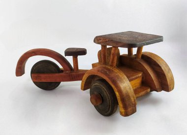 Minyatür ahşap becak, Endonezya 'da geleneksel bir ulaşım aracı. (Beca, Betjak, Betja veya Beetja) Beyaz arka planda izole edildi