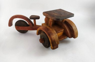 Minyatür ahşap becak, Endonezya 'da geleneksel bir ulaşım aracı. (Beca, Betjak, Betja veya Beetja) Beyaz arka planda izole edildi