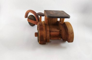 Minyatür ahşap becak, Endonezya 'da geleneksel bir ulaşım aracı. (Beca, Betjak, Betja veya Beetja) Beyaz arka planda izole edildi