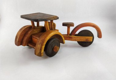 Minyatür ahşap becak, Endonezya 'da geleneksel bir ulaşım aracı. (Beca, Betjak, Betja veya Beetja) Beyaz arka planda izole edildi