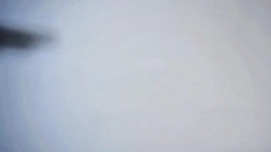 Dang humması testi, doktorun tüpte kan örneği tutması, sağlık kontrolü.