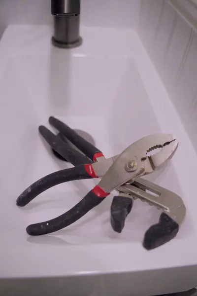Banyo lavabosundaki pense aletleri. Yüksek kalite fotoğraf