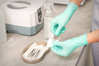 Tıbbi aletler için cımbızla temizlik sistemi dezenfekte ediyor. Ultrasonik temizleyici