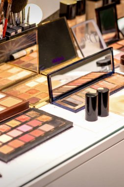 Güzellik salonundaki masanın üstünde dekoratif kozmetik seti var.