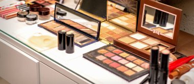 Güzellik salonundaki masanın üstünde dekoratif kozmetik seti var.