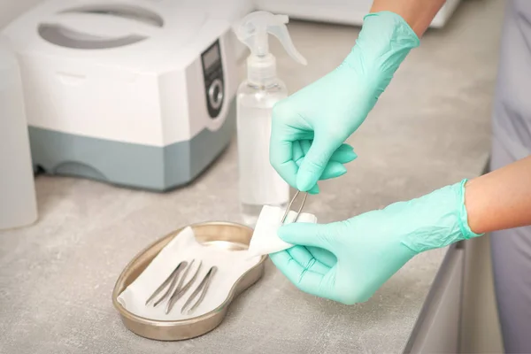 Mano Desinfecta Pinzas Con Sistemas Limpieza Para Instrumentos Médicos Limpiador — Foto de Stock