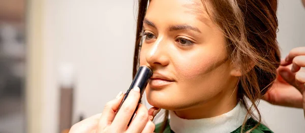 Smuk Ung Brunette Kvinde Der Modtager Makeup Med Stick Concealer - Stock-foto