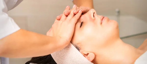 Massaggio Facciale Giovane Donna Caucasica Con Gli Occhi Chiusi Ottenere — Foto Stock