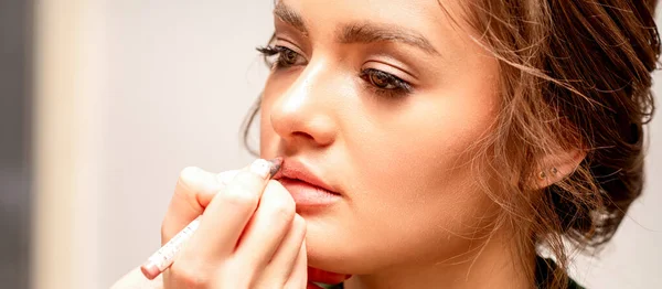 Trucco Labbra Makeup Artist Applica Contorno Con Una Matita Alle — Foto Stock