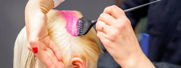Stosowanie Różowego Barwnika Pędzlem Siwych Włosach Młodej Blondynki Salonie Fryzjerskim — Zdjęcie stockowe