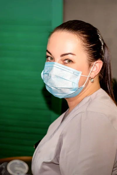 Junge Podologin Mit Schutzmaske Blickt Ihrer Podologie Klinik Die Kamera — Stockfoto