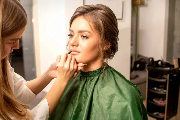 Läppmakeup Makeup Artist Tillämpar Kontur Med Penna Läpparna Ung Kvinna — Stockfoto