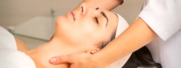 Yüz Masajı Beyaz Bir Kadın Güzellik Kliniğinde Boynuna Masaj Yaptırıyor — Stok fotoğraf