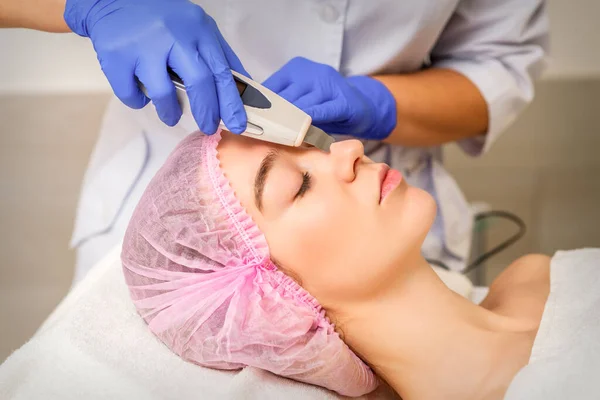 Mladá Běloška Dostává Ošetření Pleti Ultrazvukovou Kosmetologií Obličejové Vybavení Lékařském — Stock fotografie