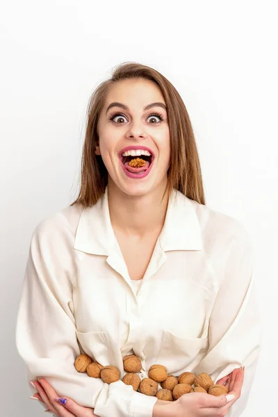 Glückliche Junge Kaukasische Frau Isst Walnüsse Mit Offenem Mund Auf — Stockfoto
