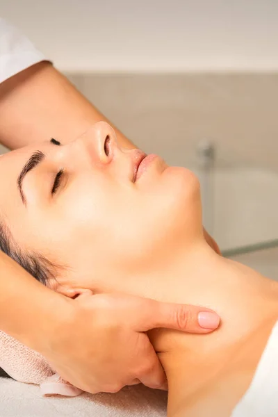 Massagem Facial Jovem Caucasiana Recebendo Uma Massagem Pescoço Uma Clínica — Fotografia de Stock