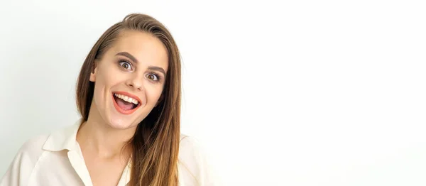 Retrato Una Joven Mujer Caucásica Feliz Con Camisa Blanca Sonriendo —  Fotos de Stock