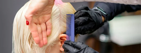 Czesanie Włosów Grzebieniem Podczas Farbowania Siwych Włosów Młodej Blondynki Salonie — Zdjęcie stockowe